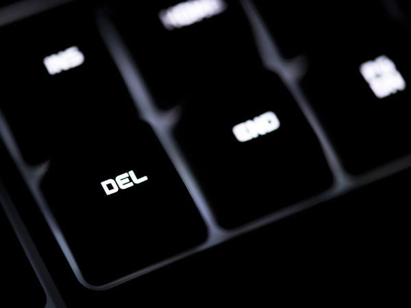 Menghapus_Data_Siswa_di_Dashboard_closeup-black-computer-keyboard-del-button.jpg