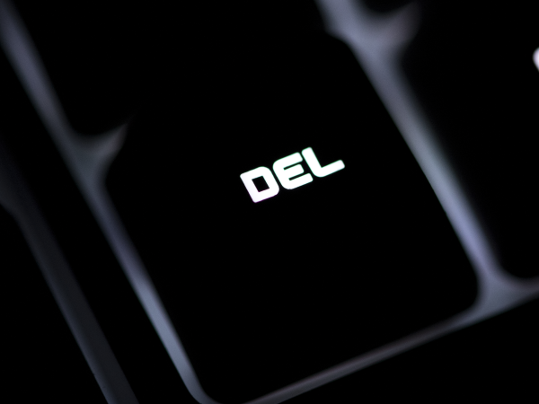 Menghapus_Tagihan_Siswa_closeup-black-computer-keyboard-del-button.jpg